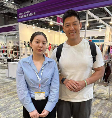 Salespersons taking photos with customers at the Canton Fair Sports Protective Gear Exhibition