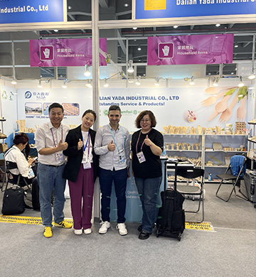 Customer Visits YADA's 135th Canton Fair Booth.