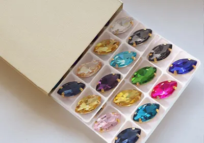 Blister tray packaging for claw rhinestones